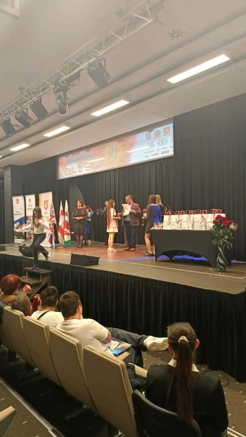 ee09ffd1-7492-44fd-a66f-ab4b8aba6522