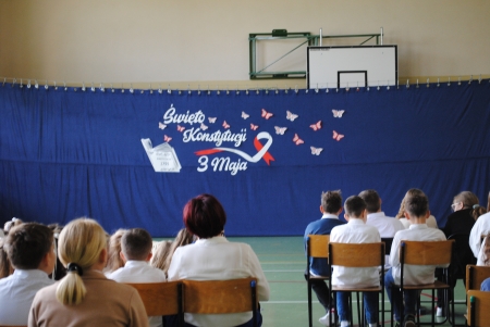 Akademia z okazji uchwalenia Konstytucji 3 Maja w Zespole Szkół i Przedszkola w Domosławicach 