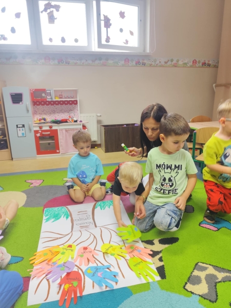 ''Drzewo Naszej Grupy''- wspólna praca 3-4 latków 