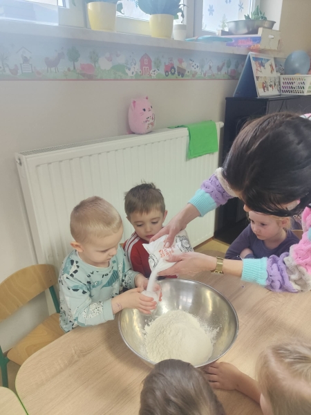 Zabawy z masą solną- doskonała aktywność sensoryczna i motoryczna (wyrabianie, wałkowanie,