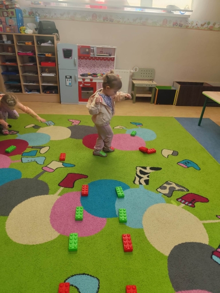 Ćwiczenie koordynacji wzrokowo- ruchowej. Zajęcia 3,4 latków.