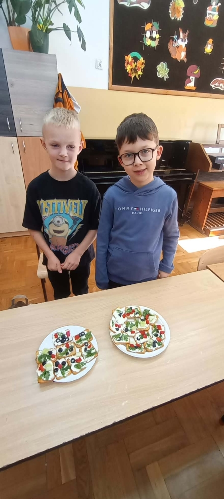 Zdrowo, kolorowo i... pysznie! Dzisiaj klasa 2 zamieniła się w prawdziwych szefów kuchni! 